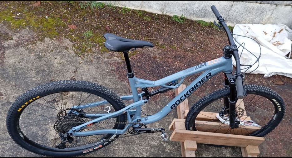 VTT d'occasion Rockrider AM 100 S de face, cadre blanc et noir.