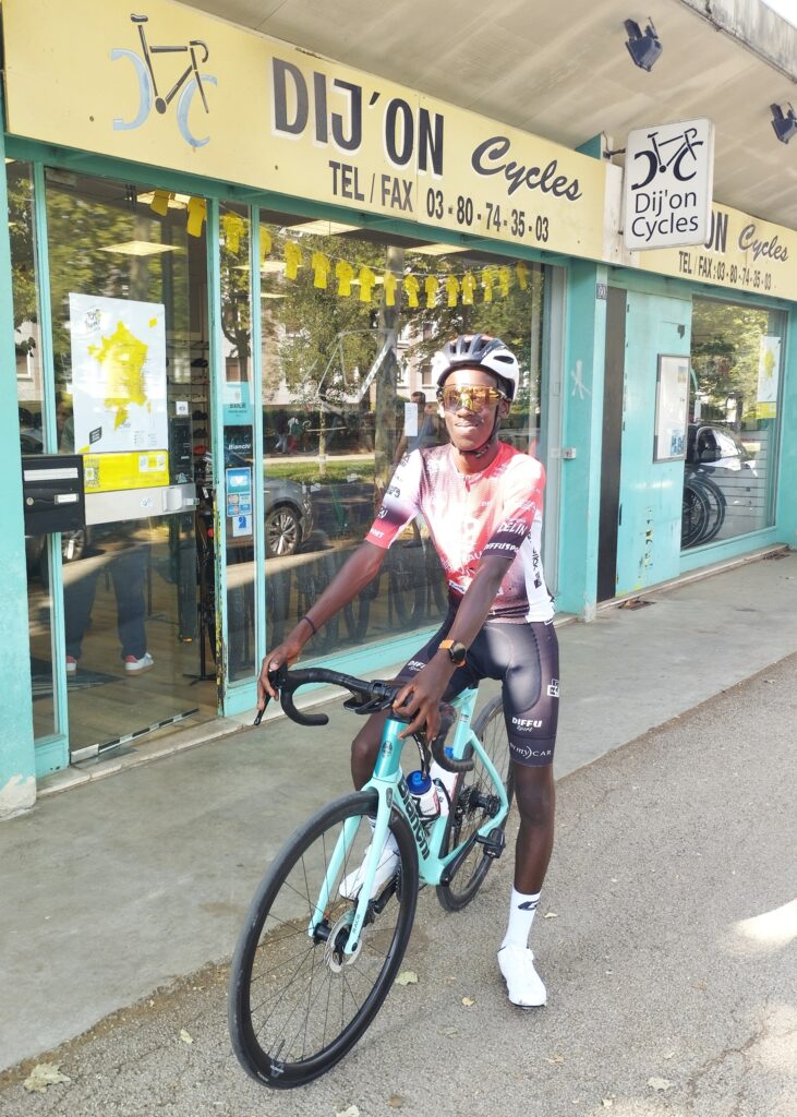 Keziah jeune pilote cycliste sponsorise par Dijon Cycles sur Bianchi Oltre Race